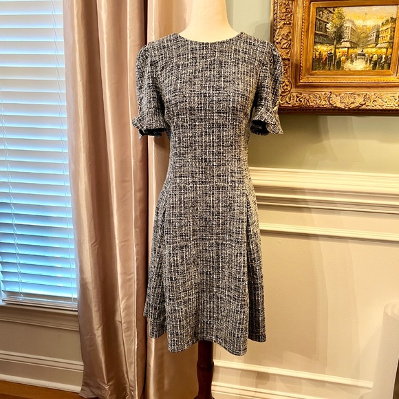 NWOT DKNY Black & White Stretch Woven Fit & Flare Bell Sleeve Dress US Size 8 - Picture 2 of 9